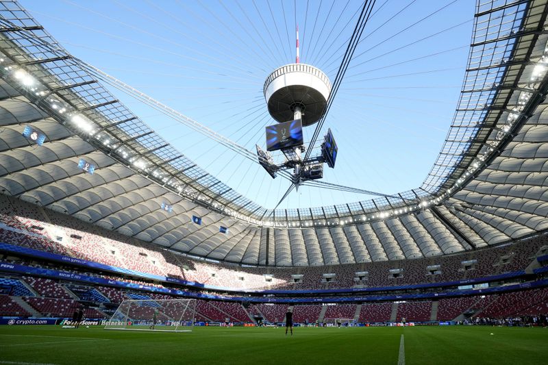 Atalanta head coach Gian Piero Gasperini supervises a training session at the Narodowy Stadium, Tuesday, Aug. 13, 2024, in Warsaw, Poland, ahead of the UEFA Super Cup final soccer match between Real Madrid and Atalanta. (AP Photo/Czarek Sokolowski)