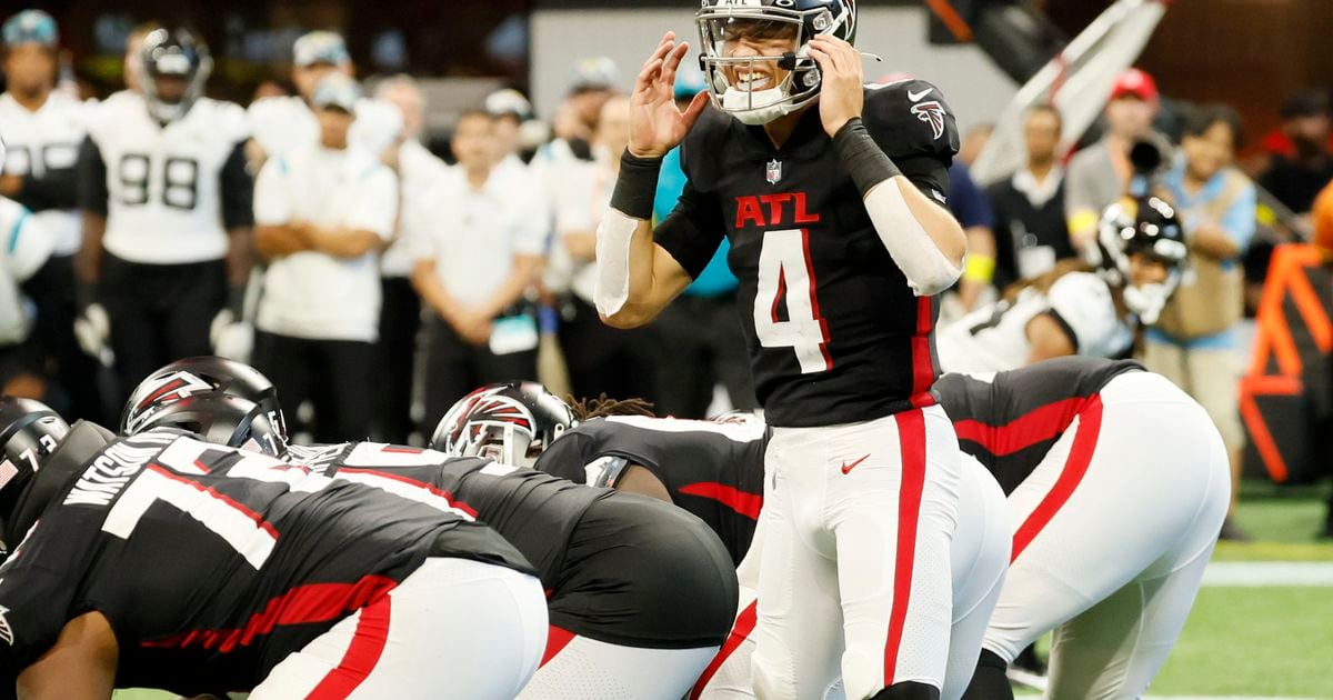 EAST RUTHERFORD, NJ - AUGUST 22: Atlanta Falcons quarterback Desmond Ridder  (4) throws during the National Football League game between the New York  Jets and the Atlanta Falcons on August 22, 2022