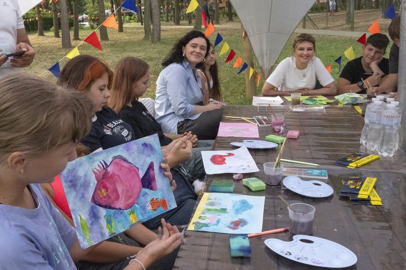 First lady Olena Zelenska talks with children during her visit to the rehabilitation camp "Loud Camp" for children affected by war, organized by the Voices of Children Charitable Foundation and financially supported by the Olena Zelenska Foundation in Uzhhorod, Ukraine, Tuesday, Aug. 27, 2024. (AP Photo/Efrem Lukatsky)