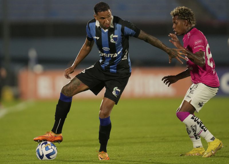 FILE - Juan Manuel Izquierdo of Uruguay's Liverpool, left, controls the ball under pressure from Julio Joao Ortiz of Ecuador's Independiente del Valle at a Copa Libertadores soccer match in Montevideo, Uruguay, May 24, 2023. (AP Photo/Matilde Campodonico, File)