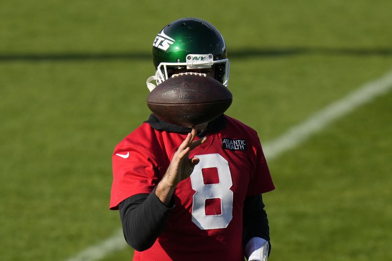 New York Jets quarterback Aaron Rodgers (8) participates in a training session in Ware, England, Friday, Oct. 4, 2024, ahead of the game between New York Jets and Minnesota Vikings at the Tottenham Hotspur stadium on Sunday. (AP Photo/Alastair Grant)