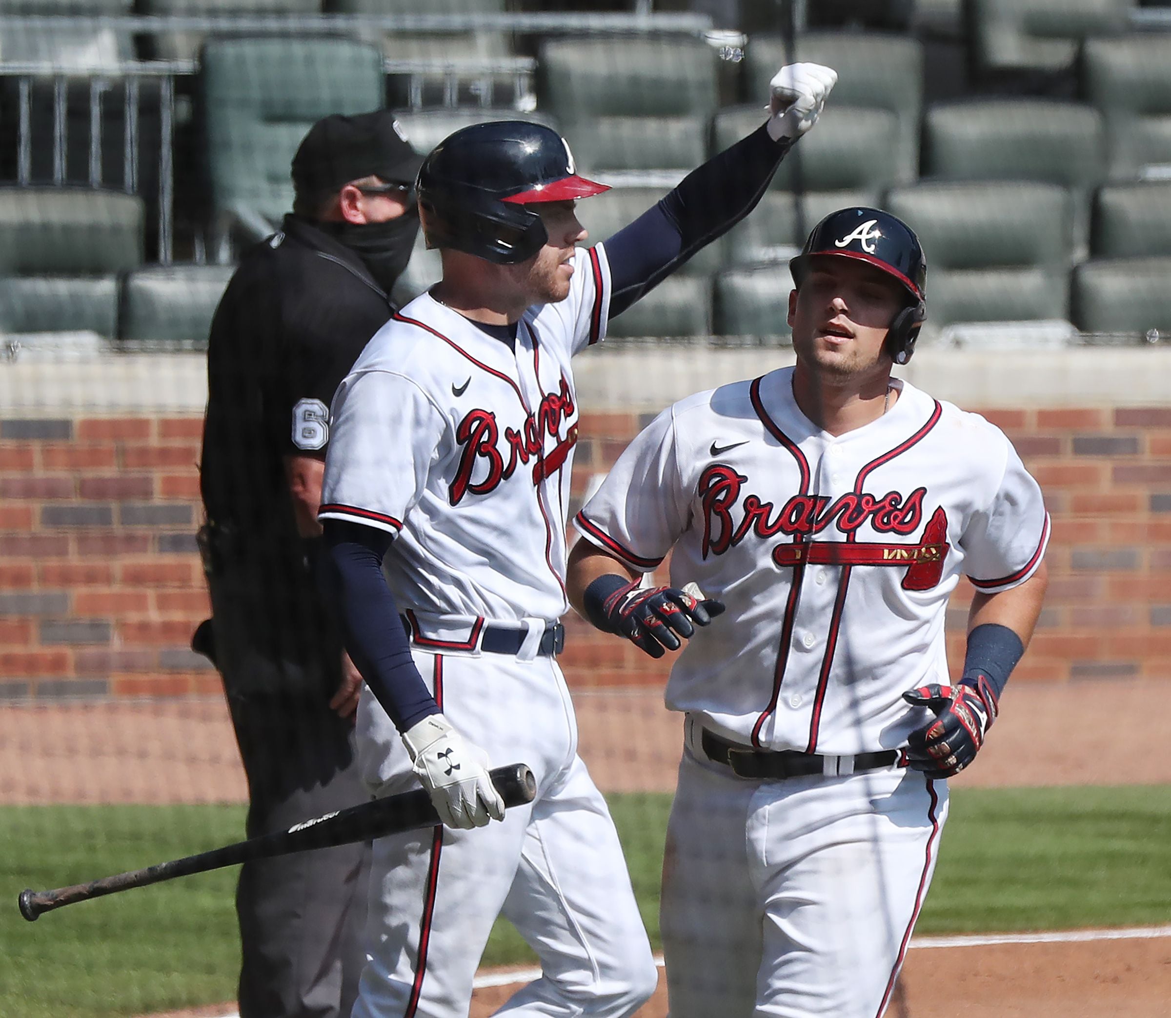 Selfie moment: Braves sweep Reds for first postseason series win since 2001  - The Athletic