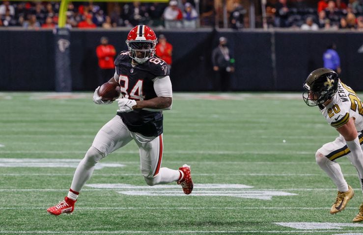 Atlanta Falcons running back Cordarrelle Patterson runs for eight yards in an NFL football game against the New Orleans Saints in Atlanta on Sunday, Nov. 26, 2023.   (Bob Andres for the Atlanta Journal Constitution)