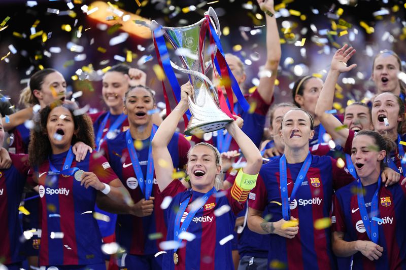 Barcelona's team captain Alexia Putellas lifts the trophy after winning the women's Champions League final soccer match between FC Barcelona and Olympique Lyonnais at the San Mames stadium in Bilbao, Spain, Saturday, May 25, 2024. Barcelona won 2-0. (AP Photo/Jose Breton)