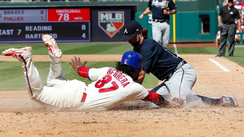 Dickey throws a one-hitter against the Phils 