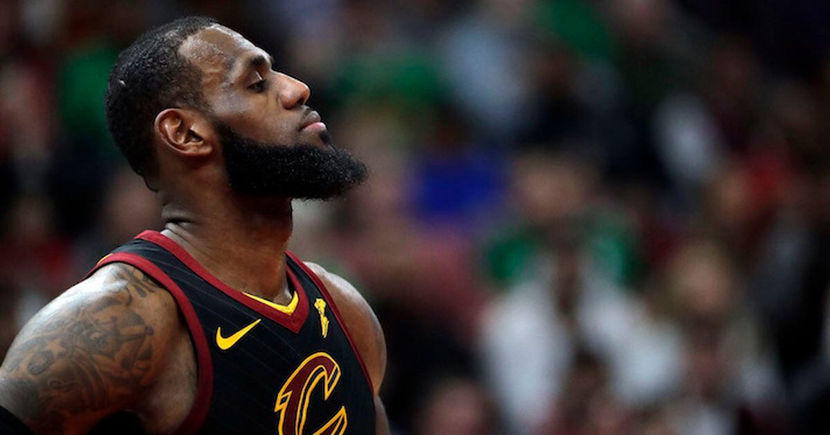 LeBron James tears sleeves on Cleveland Cavaliers jersey 