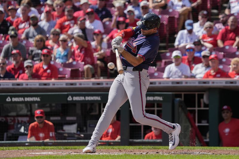 Atlanta Braves' Matt Olson hits a solo home run during the second inning of a baseball game against the Cincinnati Reds, Thursday, Sept. 19, 2024, in Cincinnati. (AP Photo/Joshua A. Bickel)