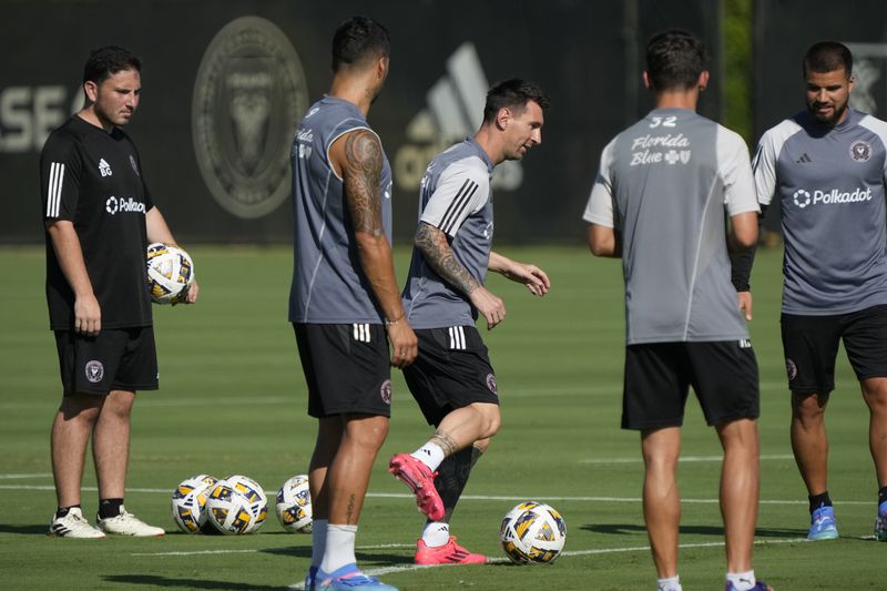 Inter Miami forward Lionel Messi, center, works out with teammates at the MLS soccer team's training facility, Friday, Sept. 13, 2024, in Fort Lauderdale, Fla. (AP Photo/Wilfredo Lee)