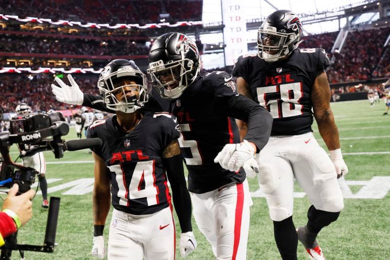Falcons wide receiver Drake London (5) and offensive tackle Elijah Wilkinson (68) celebrate with wide receiver Damiere Byrd on Sunday.
 (Miguel Martinez / miguel.martinezjimenez@ajc.com)