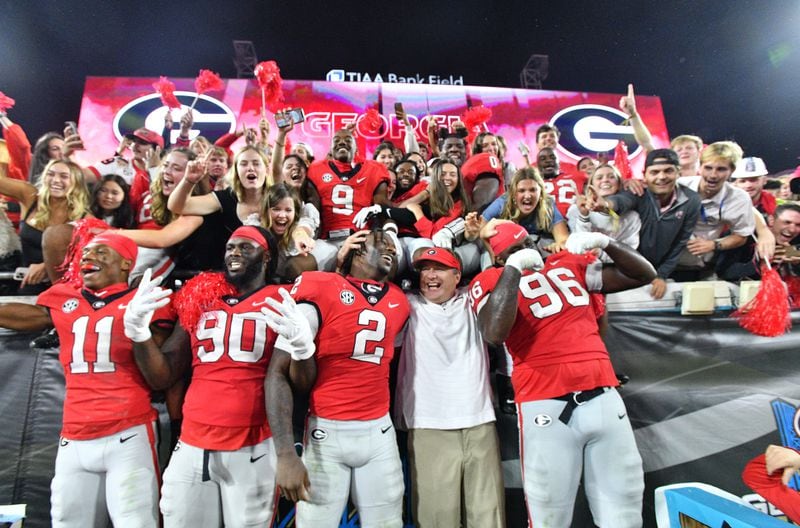 October 29, 2022 Jacksonville, Fla. - Georgia's head coach Kirby Smart celebrates with players after Georgia beat Florida in an NCAA college football game at TIAA Bank Field in Jacksonville, Florida on Saturday, October 29, 2022. Georgia won 42 - 20 over Florida.  (Hyosub Shin / Hyosub.Shin@ajc.com)