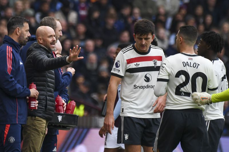 Manchester United's head coach Erik ten Hag, second left, gives instructions to his players during the English Premier League soccer match between Aston Villa and Manchester United, at Villa Park in Birmingham, England, Sunday, Oct. 6, 2024. (AP Photo/Rui Vieira)