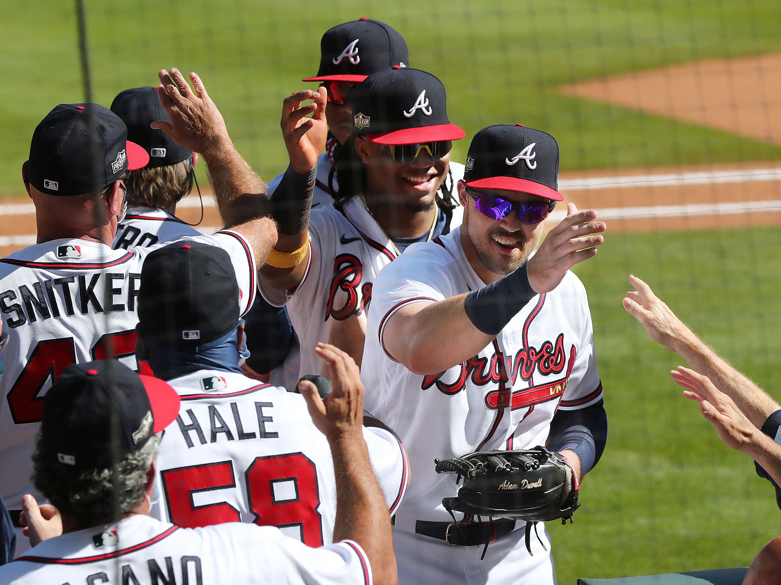 Selfie moment: Braves sweep Reds for first postseason series win since 2001  - The Athletic