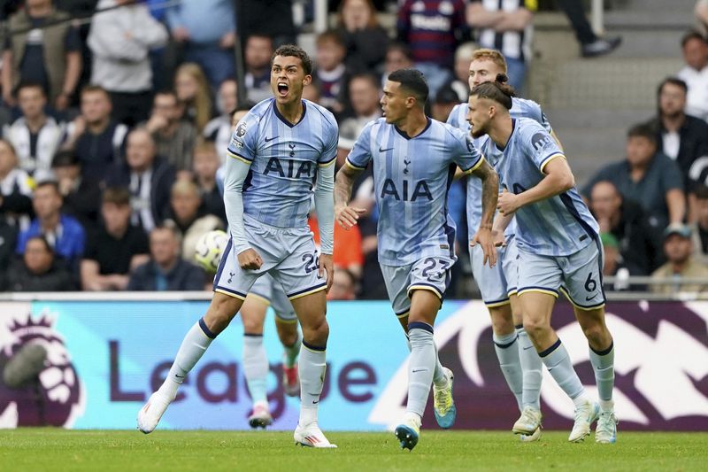 Tottenham Hotspur's Brennan Johnson, left, celebrates scoring with teammates during the Englidh Premier League soccer match between Newcastle United and Tottenham Hotspur at St James' Park, Newcastle, England, Sunday Sept. 1, 2024. (Owen Humphreys/PA via AP)