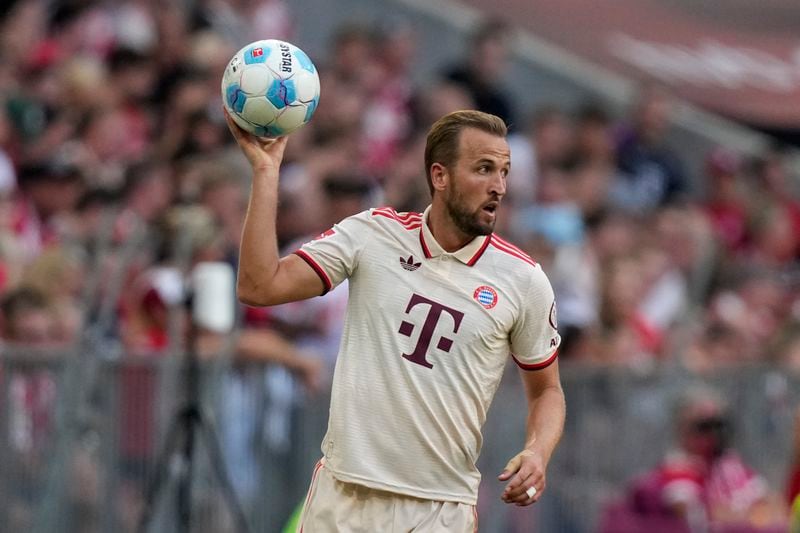 Bayern's Harry Kane prepares to throw the ball during the Bundesliga soccer match between Bayern Munich and SC Freiburg at the Allianz Arena in Munich, Germany, Sunday, Sept. 1, 2024. (AP Photo/Matthias Schrader)