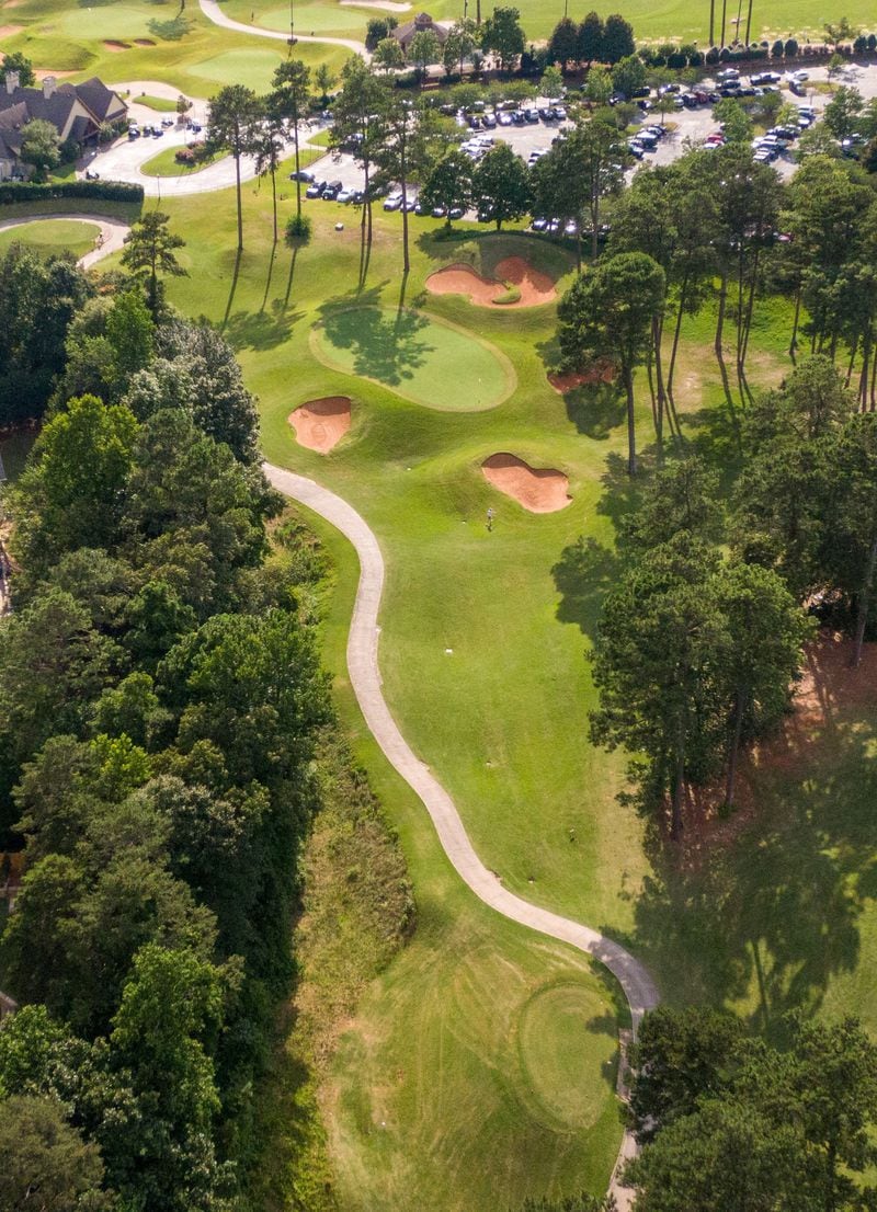 Aerial view of the second hole from the teeing ground (bottom) to the green (top) on the Heritage course at Heritage Golf Links in Tucker. (Hyosub Shin / Hyosub.Shin@ajc.com)