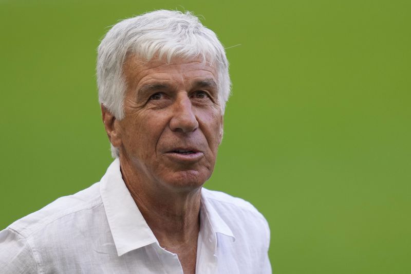 Atalanta's head coach Gian Piero Gasperini supervises a training session ahead of the UEFA Super Cup Final soccer match between Real Madrid and Atalanta at the Narodowy stadium in Warsaw, Poland, Tuesday, Aug. 13, 2024. (AP Photo/Darko Bandic)