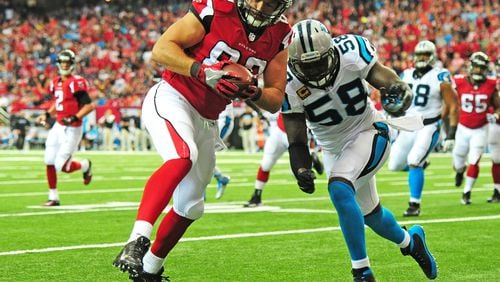 ATLANTA, GA - OCTOBER 2: Jacob Tamme #83 of the Atlanta Falcons runs with a catch for a first quarter touchdown against Thomas Davis #58 of the Carolina Panthers at the Georgia Dome on October 2, 2016 in Atlanta, Georgia. (Photo by Scott Cunningham/Getty Images)