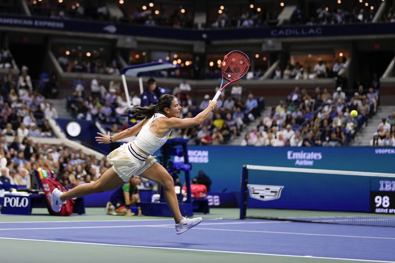 Emma Navarro, of the United States, returns a shot to Aryna Sabalenka, of Belarus, during the women's singles semifinals of the U.S. Open tennis championships, Thursday, Sept. 5, 2024, in New York. (AP Photo/Julia Nikhinson)