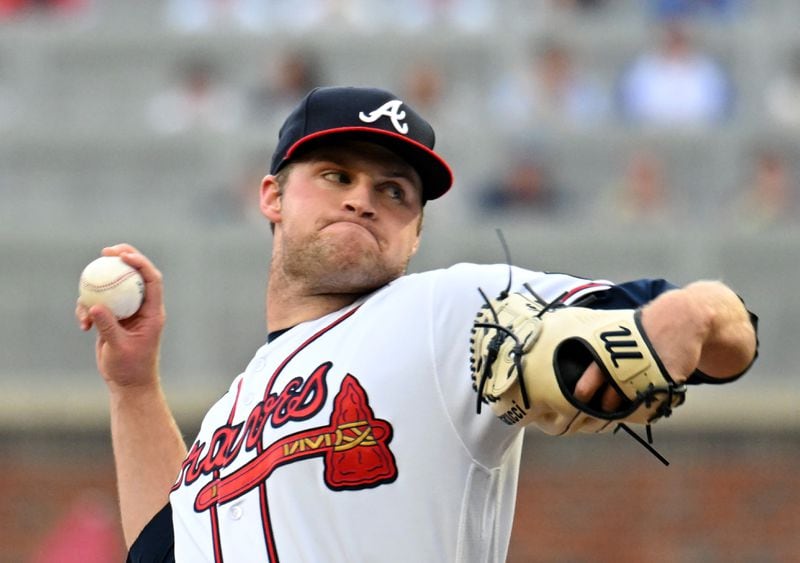 Atlanta Braves starting pitcher Bryce Elder (55) delivers a pitch against the Los Angeles Dodgers. (Hyosub Shin / Hyosub.Shin@ajc.com)