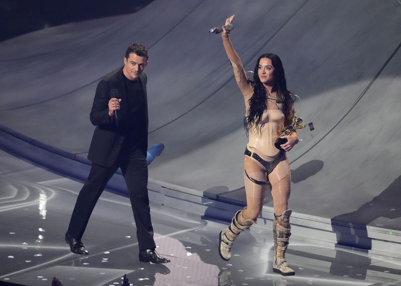 Orlando Bloom, left, and Katy Perry with the video vanguard award during the MTV Video Music Awards on Wednesday, Sept. 11, 2024, at UBS Arena in Elmont, N.Y. (Photo by Charles Sykes/Invision/AP)