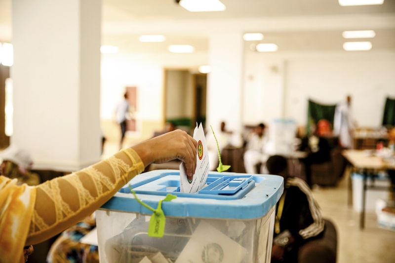 A woman casts her ballot during the presidential election, in Nouakchott, Mauritania, Saturday, June 29, 2024. Mauritanians are voting for their next president, with the incumbent Mohamed Ould Ghazouani widely expected to win the vote after positioning Mauritania as a strategic ally of the West in a region swept by coups and violence. (AP Photo/Mamsy Elkeihel)