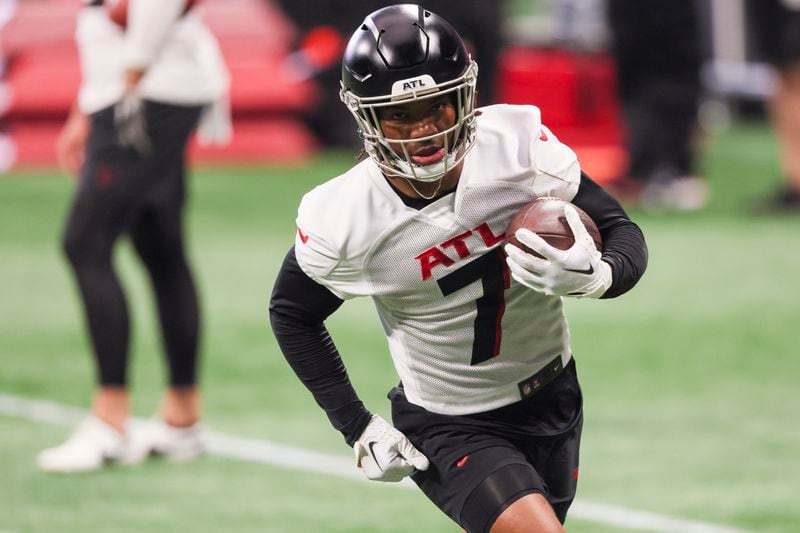 Atlanta Falcons running back Bijan Robinson (7) participates in a drill during minicamp at Mercedes-Benz Stadium, Tuesday, June 13, 2023, in Atlanta. (Jason Getz / Jason.Getz@ajc.com)