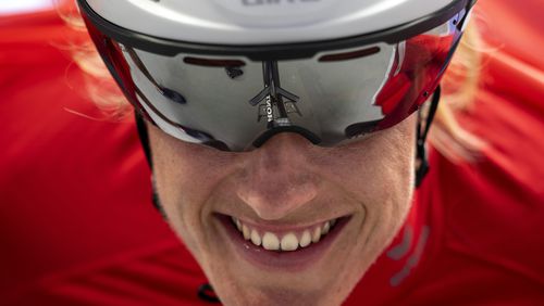 Catherine Debrunner, of Switzerland, celebrates after winning at Women's 5000m - T54 final at the Stade de France stadium, during the 2024 Paralympics, Saturday, Aug. 31, 2024, in Paris, France. (AP Photo/Emilio Morenatti)