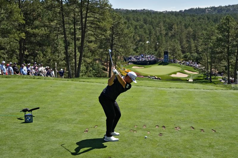 Sungjae Im, of South Korea, hits from the 11th tee during the first round of the BMW Championship golf event at Castle Pines Golf Club, Thursday, Aug. 22, 2024, in Castle Rock, Colo. (AP Photo/Matt York)