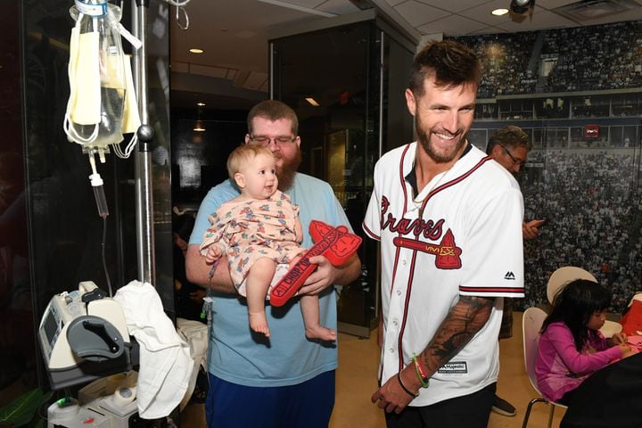 Photos: Braves visit Children’s Healthcare