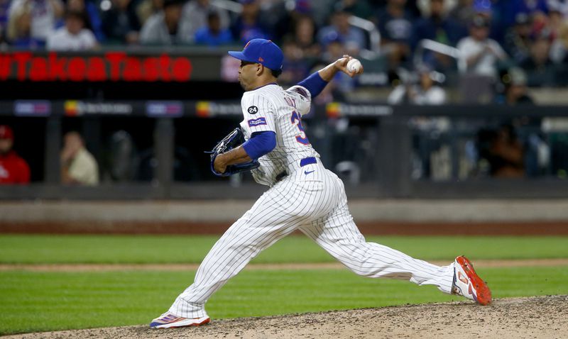 New York Mets relief pitcher Edwin Diaz delivers to the plate in the night inning during a baseball game against the Philadelphia Phillies, Sunday, Sept. 22, 2024, in New York. (AP Photo/John Munson)