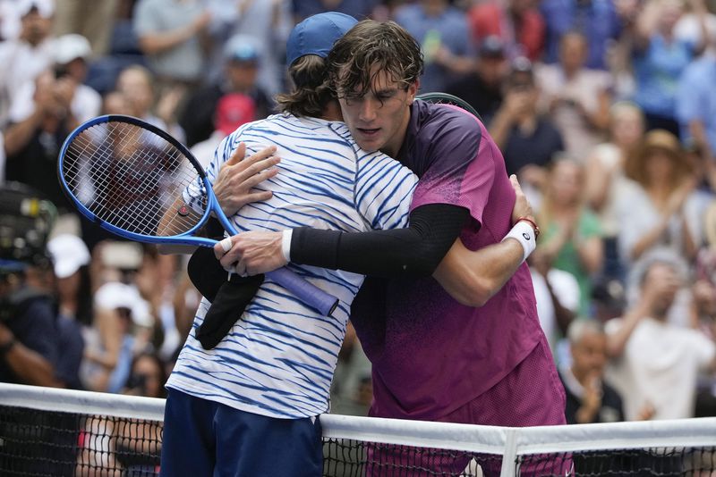 Jack Draper, of Great Britain, right, hugs Alex de Minaur, of Australia, after winning their quarterfinal match of the U.S. Open tennis championships, Wednesday, Sept. 4, 2024, in New York. (AP Photo/Pamela Smith)