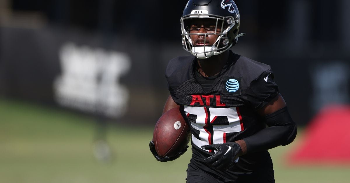 Atlanta Falcons safety Jaylinn Hawkins (32) lines up during the