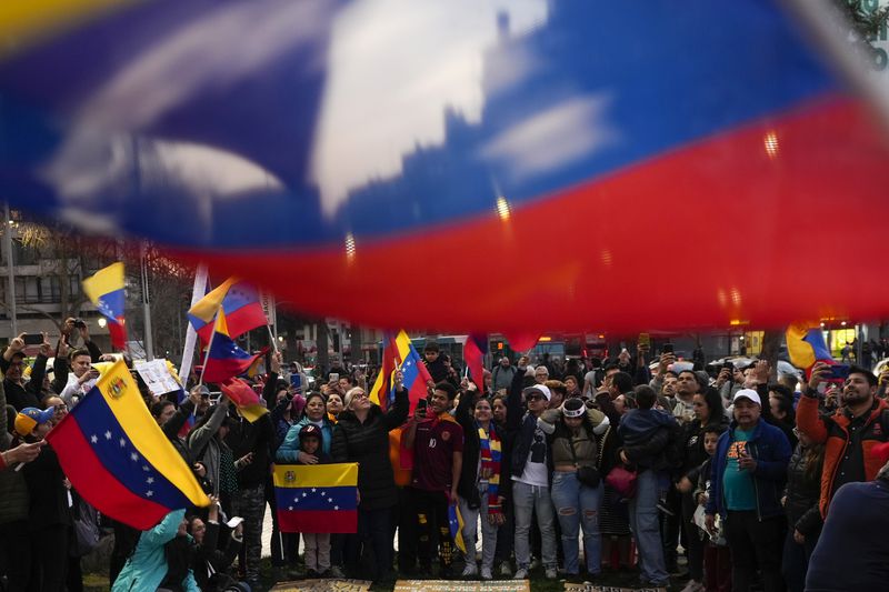 Venezuelans protest the reelection of Venezuelan President Nicolas Maduro one month after the disputed presidential vote which the opposition claims it won by a landslide, in Santiago, Chile, Wednesday, Aug. 28, 2024. (AP Photo/Esteban Felix)