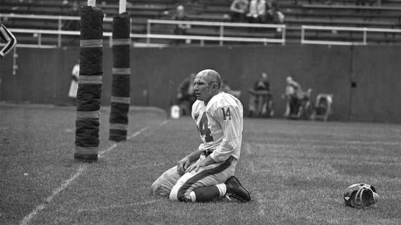 Y.A. Tittle against the Steelers at Pitt Stadium