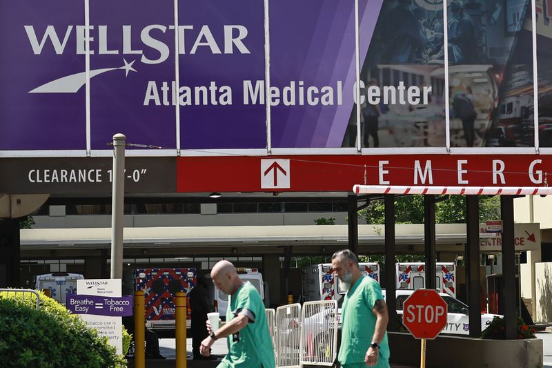 Pedestrians pass Wellstar Atlanta Medical Center’s emergency entrance on Monday, September 12, 2022. (Natrice Miller/natrice.miller@ajc.com). 