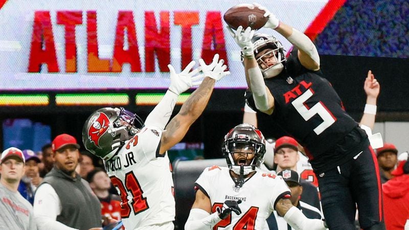 Atlanta Falcons wide receiver Drake London (5) makes an impressive reception during the fourth quarter against the Tampa Bay Buccaneers on Sunday, Dec. 10, 2023, at Mercedes-Benz Stadium in Atlanta. Miguel Martinez/miguel.martinezjimenez@ajc.com