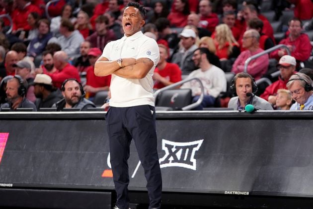 Georgia Tech coach Damon Stoudamire shouts to players during the first half of an NCAA college basketball game against Cincinnati on Wednesday, Nov. 22, 2023, in Cincinnati. (Kareem Elgazzar/The Cincinnati Enquirer via AP)