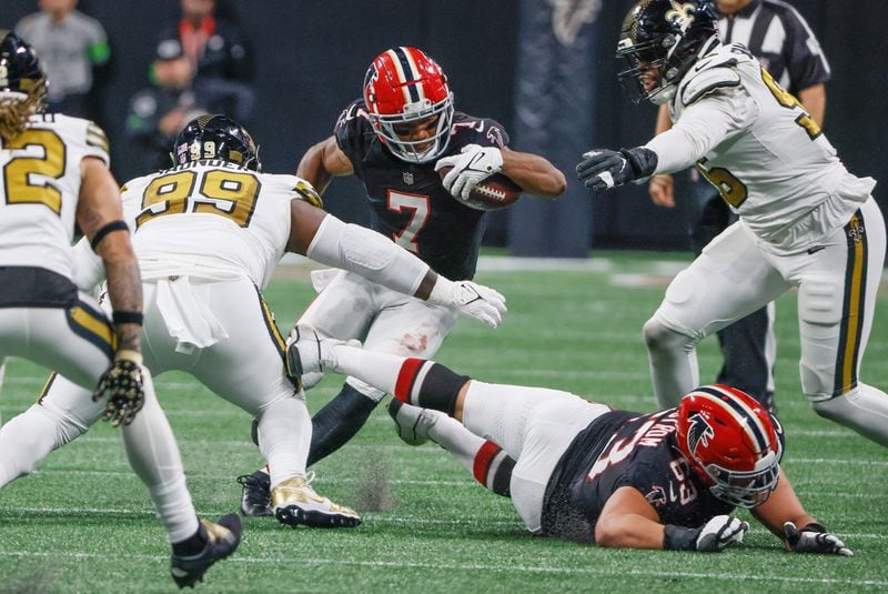 Atlanta Falcons running back Bijan Robinson (7) works through traffic for a first down during the second half of a NFL football game between the Atlanta Falcons and the New Orleans Saints in Atlanta on Sunday, Nov. 26, 2023. The Falcons won, 24-15.   (Bob Andres for the Atlanta Journal Constitution)