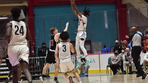 Mt. Pisgah's Kasheem Grady (13) goes up for the game-winning shot against Holy Innocents. (Hyosub Shin / Hyosub.Shin@ajc.com)