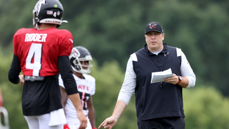 080122 Flowery Branch, Ga.: Atlanta Falcons head coach Arthur Smith, right, conducts practice as quarterback Desmond Ridder, left, is shown during training camp at the Falcons Practice Facility, Monday, August 1, 2022, in Flowery Branch, Ga. (Jason Getz / Jason.Getz@ajc.com)