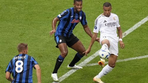 Real Madrid's Kylian Mbappe, right, controls the ball next to Atalanta's Isak Hien during the UEFA Super Cup Final soccer match between Real Madrid and Atalanta at the Narodowy stadium in Warsaw, Poland, Wednesday, Aug. 14, 2024. (AP Photo/Darko Vojinovic)