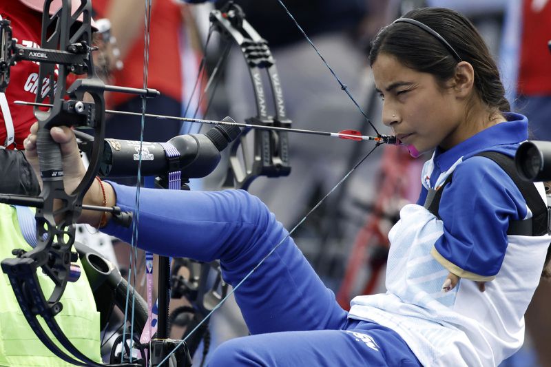 Archer Sheetal Devi from India prepares to fire during the Paralympic Games in Paris on Thursday, Aug. 29, 2024. (AP Photo/Felix Scheyer)