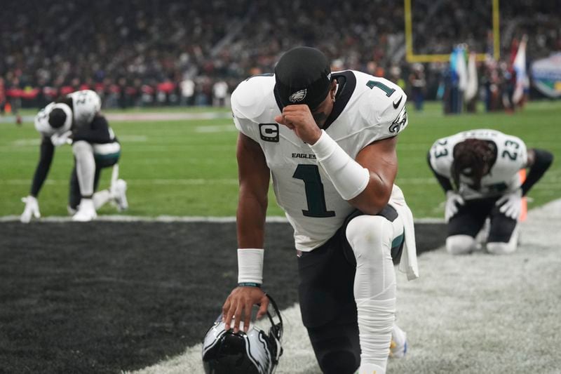 Philadelphia Eagles quarterback Jalen Hurts (1) prays before an NFL football game between the Philadelphia Eagles and the Green Bay Packers, Friday, Sept. 6, 2024, at the Neo Quimica Arena in Sao Paulo. (AP Photo/Fernando Llano)