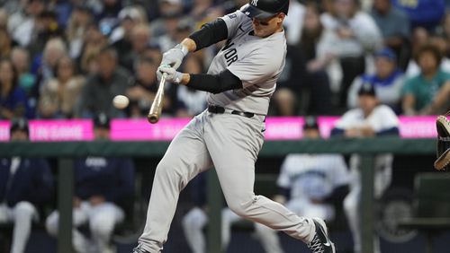 New York Yankees' Anthony Rizzo hits an RBI single to score Jasson Domínguez against the Seattle Mariners during the second inning of a baseball game Wednesday, Sept. 18, 2024, in Seattle. (AP Photo/Lindsey Wasson)