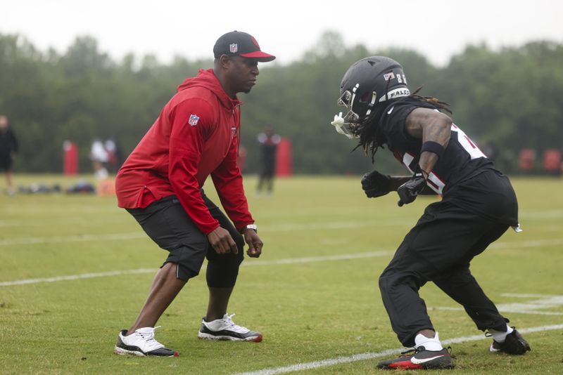 Atlanta Falcons head coach Raheem Morris does a drill with wide receiver JaQuae Jackson (86) during minicamp at the Atlanta Falcons Training Camp, Tuesday, May 14, 2024, in Flowery Branch, Ga. (Jason Getz / AJC)
