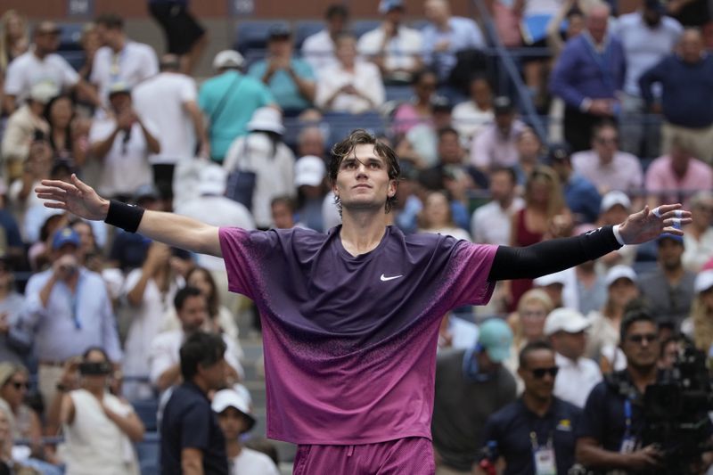 Jack Draper, of Great Britain, reacts after defeating Alex de Minaur, of Australia, during the quarterfinals of the U.S. Open tennis championships, Wednesday, Sept. 4, 2024, in New York. (AP Photo/Pamela Smith)