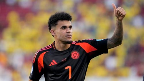 Colombia's Luis Diaz gestures to fans after Colombia tied Brazil 1-1 in a Copa America Group D soccer match Tuesday, July 2, 2024, in Santa Clara, Calif. (AP Photo/Godofredo A. Vásquez)