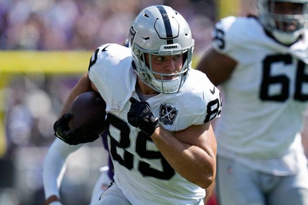 Las Vegas Raiders tight end Brock Bowers (89) runs against the Baltimore Ravens during the first half of an NFL football game, Sunday, Sept. 15, 2024, in Baltimore. (AP Photo/Stephanie Scarbrough)