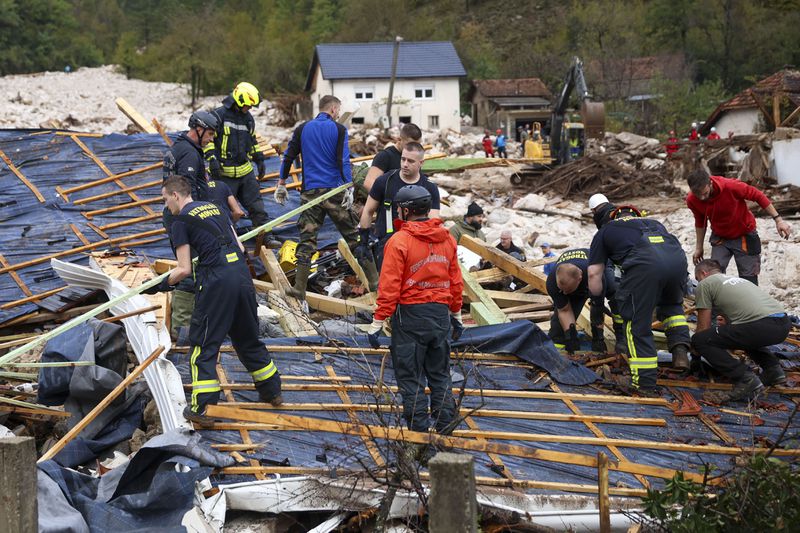 Rescuers search for missing people after floods and landslides in the village of Donja Jablanica, Bosnia, Saturday, Oct. 5, 2024. (AP Photo/Armin Durgut)