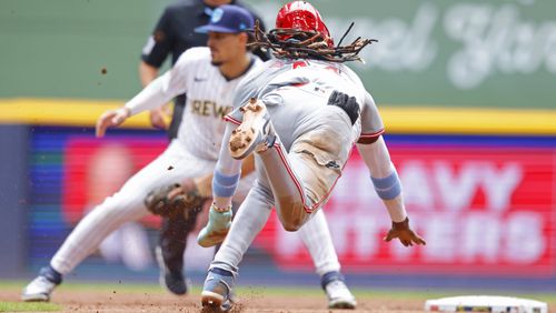 Cincinnati Reds' Elly De La Cruz steals second base against the Milwaukee Brewers during the third inning of a baseball game Sunday, June 16, 2024, in Milwaukee. (AP Photo/Jeffrey Phelps)